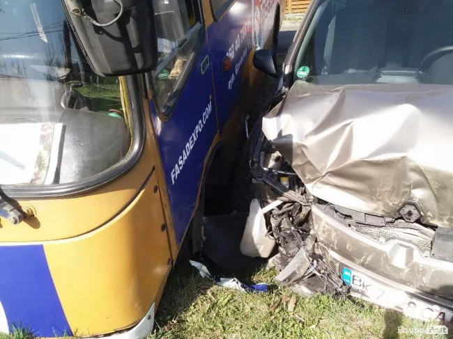 Під Луцьком маршрутка зіткнулася із легковиком 6