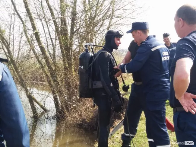Під Луцьком авто в'їхало у річку 3