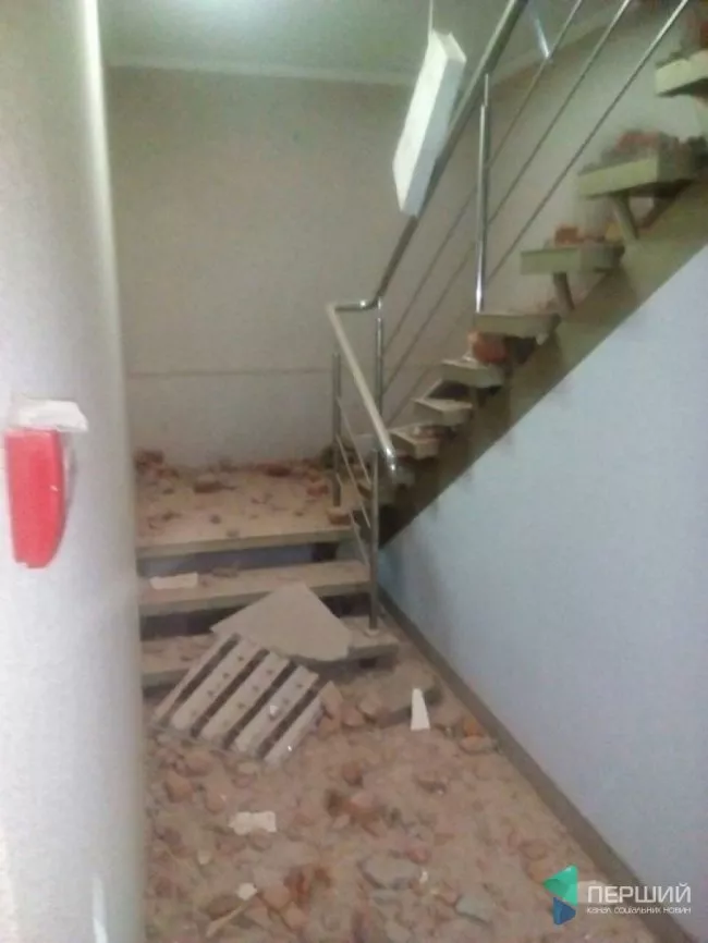 У Луцьку сильний вітер обвалив частину будинку 5