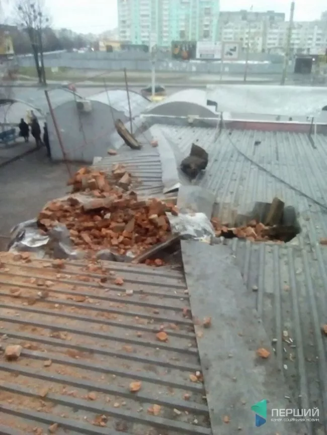 У Луцьку сильний вітер обвалив частину будинку 3