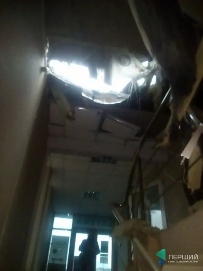 У Луцьку сильний вітер обвалив частину будинку 2