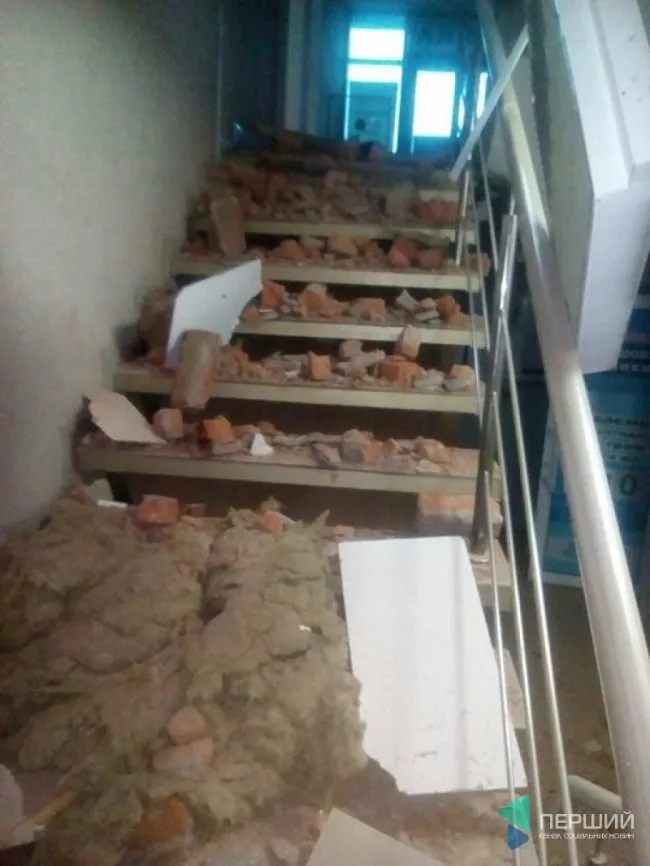 У Луцьку сильний вітер обвалив частину будинку 4