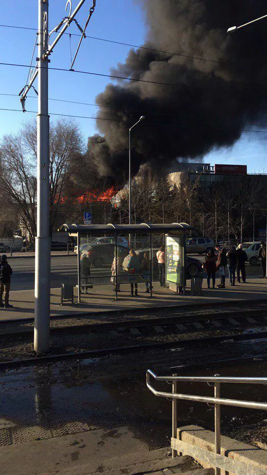 В Росії спалахнула нова масштабна пожежа: загорілася прибудова до торгово-розважального центру 4