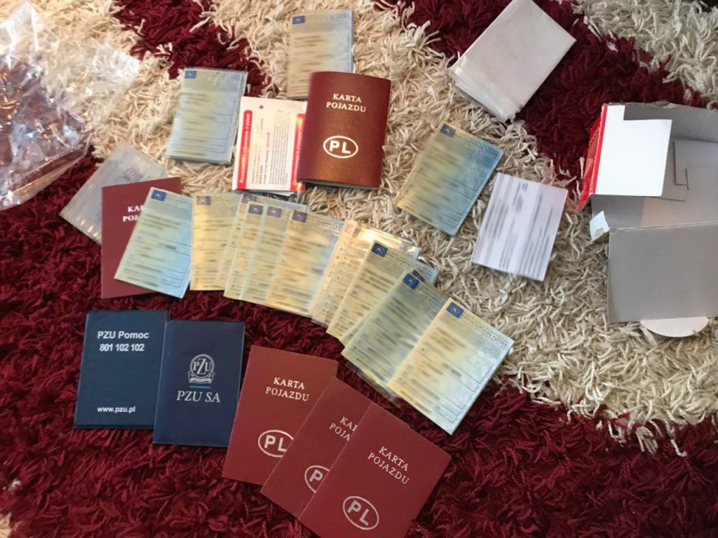 Група волинян незаконно завозила автомобілі «на бляхах» на територію України 6