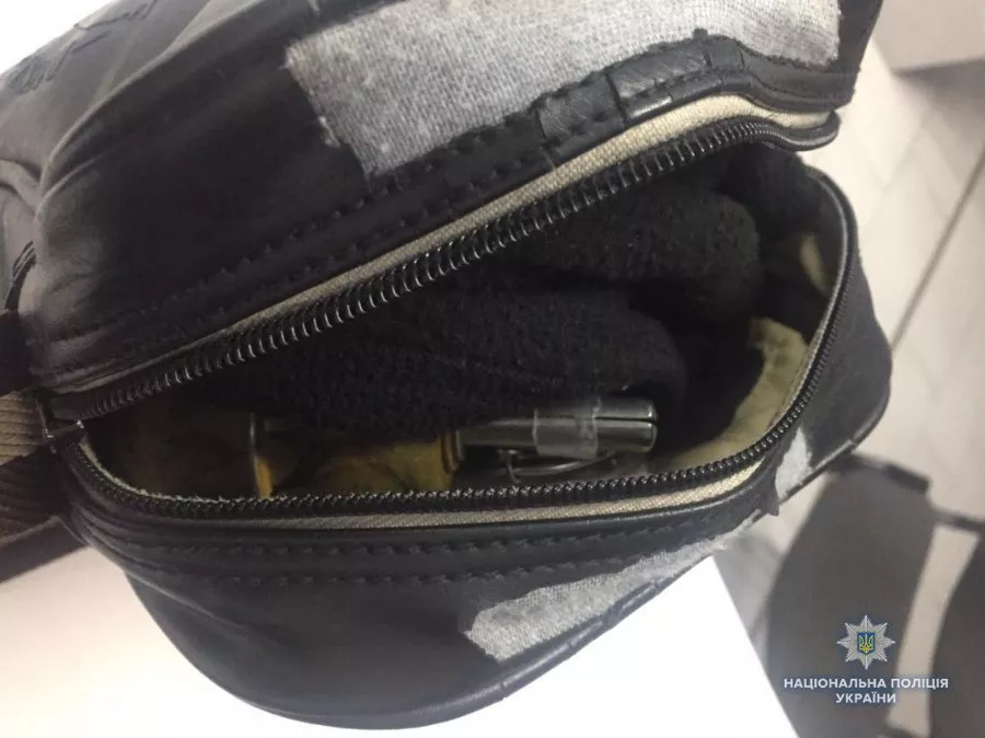 У Луцьку в "Промені" у чоловіка знайшли гранату і пістолет 2