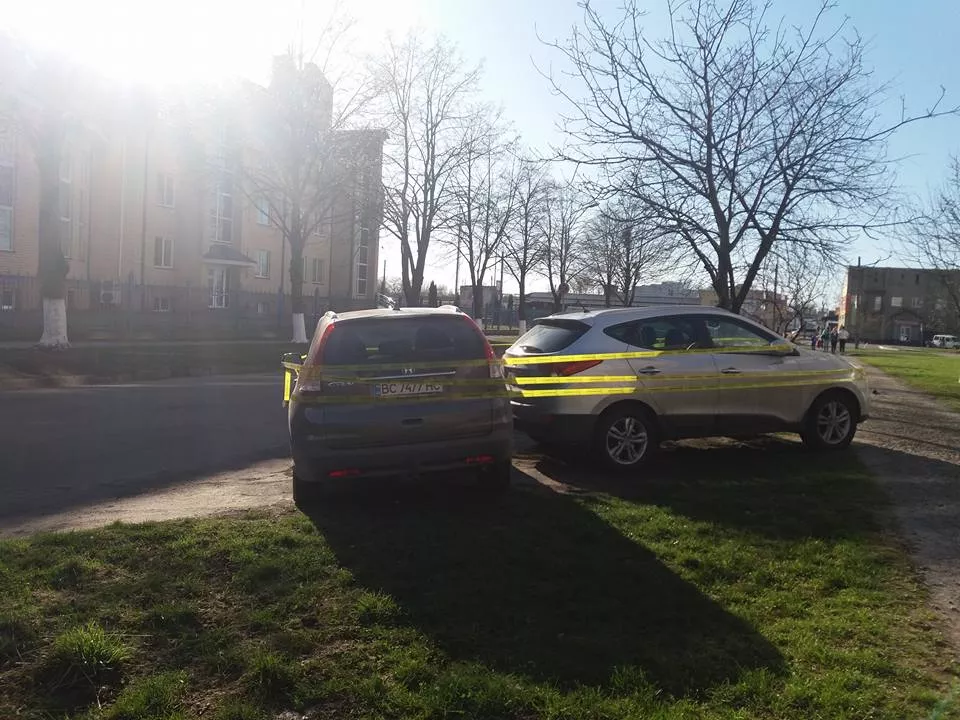 Скотч із зображеннями презервативів: у Луцьку оригінально покарали "героїв" парковки 4