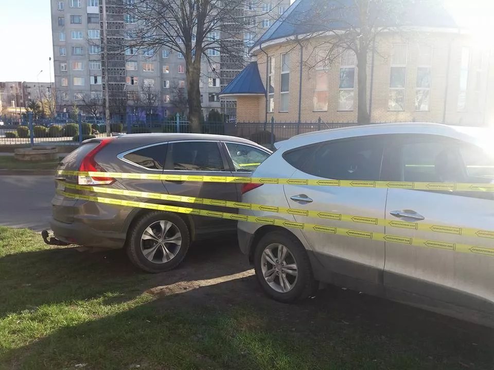 Скотч із зображеннями презервативів: у Луцьку оригінально покарали "героїв" парковки 5