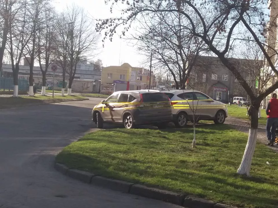 Скотч із зображеннями презервативів: у Луцьку оригінально покарали "героїв" парковки 2