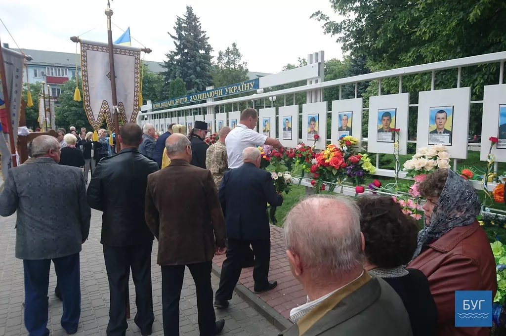 Загиблих під Волновахою героїв вшанували у Володимирі-Волинському 12