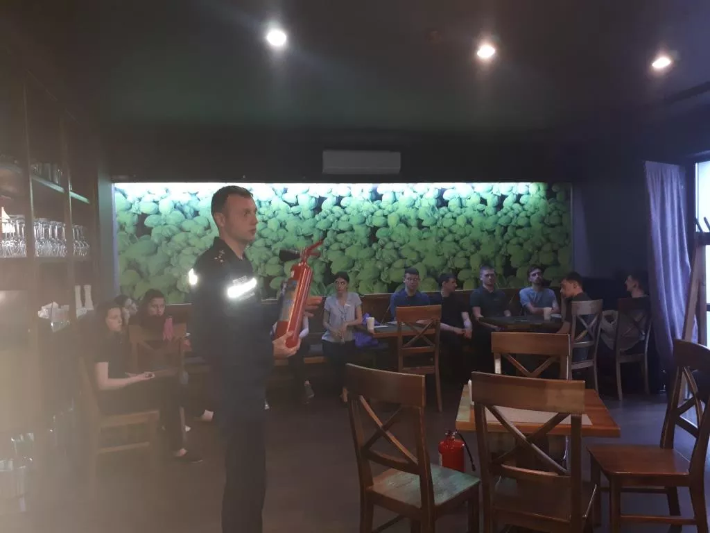 Нововолинські рятувальники провели навчання для персоналу кафе "Базилік" 2