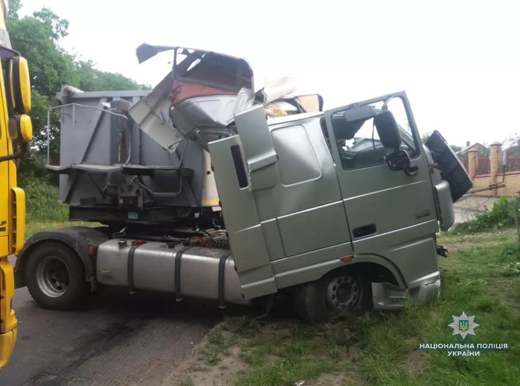 У Ківерцях зіткнулися дві вантажівки: водія вирізали з кабіни 3
