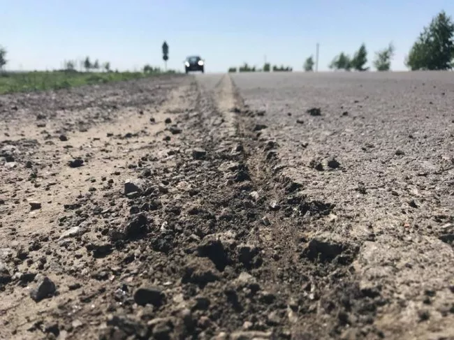 На трасі Устилуг-Луцьк зламаний причіп пошкодив асфальт 6