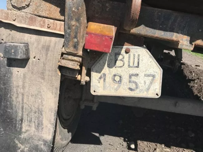 На трасі Устилуг-Луцьк зламаний причіп пошкодив асфальт 5