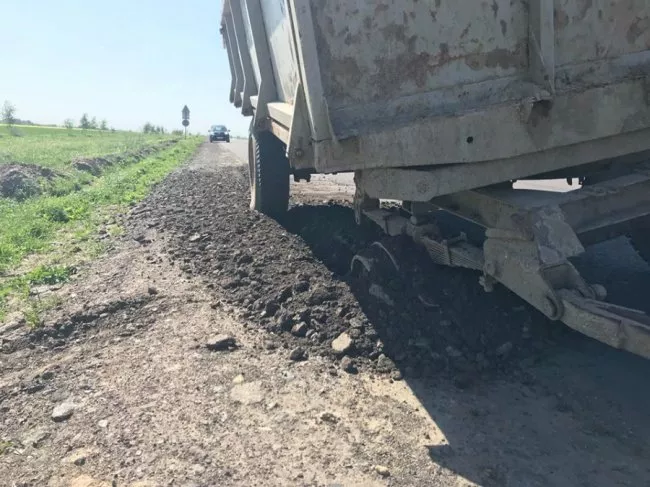 На трасі Устилуг-Луцьк зламаний причіп пошкодив асфальт 2