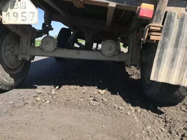 На трасі Устилуг-Луцьк зламаний причіп пошкодив асфальт 4