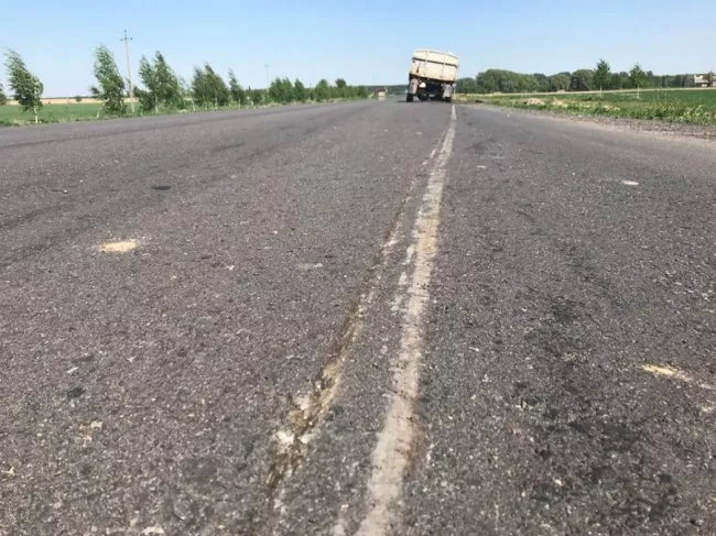 На трасі Устилуг-Луцьк зламаний причіп пошкодив асфальт 3