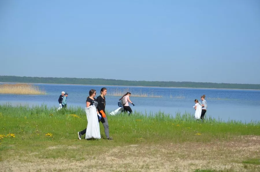 На березі озера Світязь зібрали більше сотні мішків сміття 3