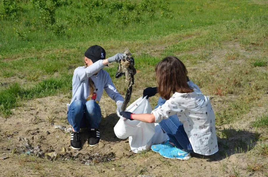 На березі озера Світязь зібрали більше сотні мішків сміття 1
