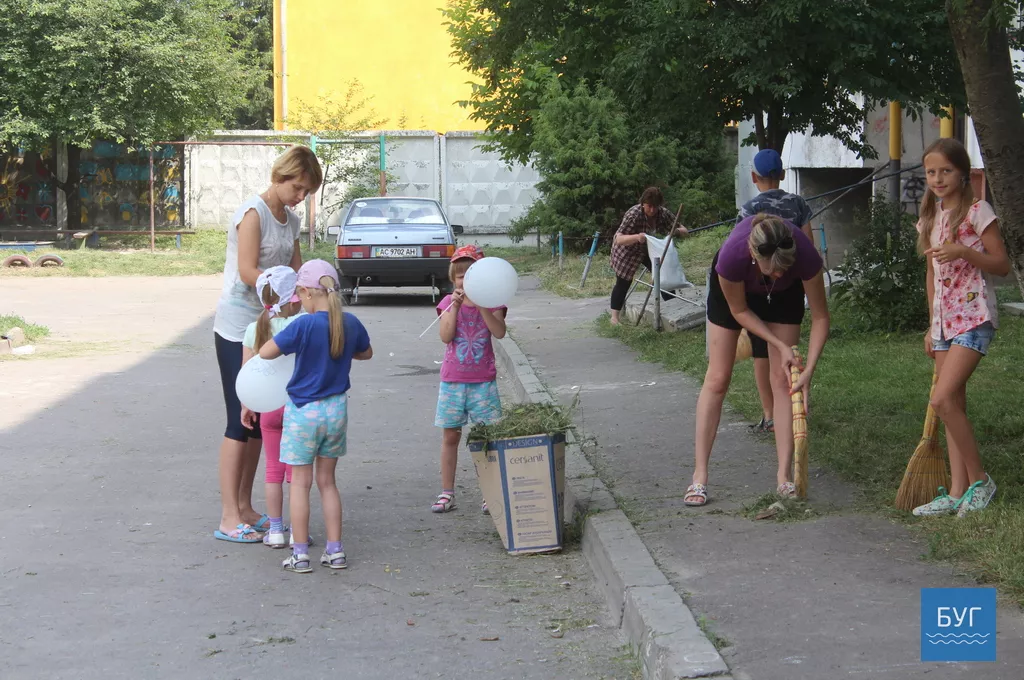 Народний депутат Ігор Гузь взяв участь у толоці в дворі ОСББ "Наше містечко" у Володимирі-Волинському 10