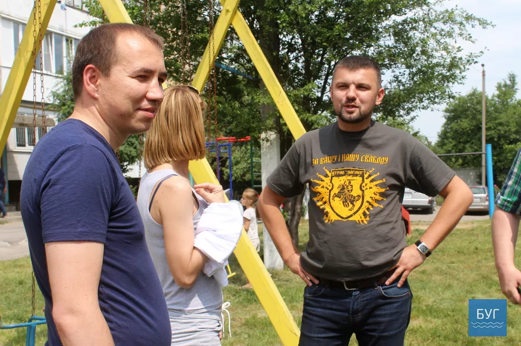 Народний депутат Ігор Гузь взяв участь у толоці в дворі ОСББ "Наше містечко" у Володимирі-Волинському 12