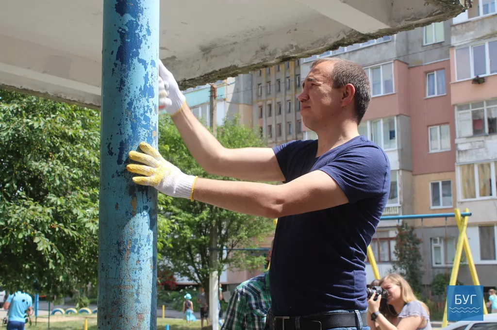 Народний депутат Ігор Гузь взяв участь у толоці в дворі ОСББ "Наше містечко" у Володимирі-Волинському 14