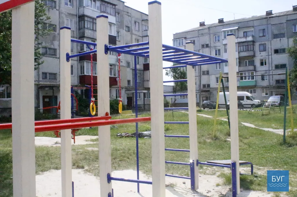 Народний депутат Ігор Гузь взяв участь у толоці в дворі ОСББ "Наше містечко" у Володимирі-Волинському 42