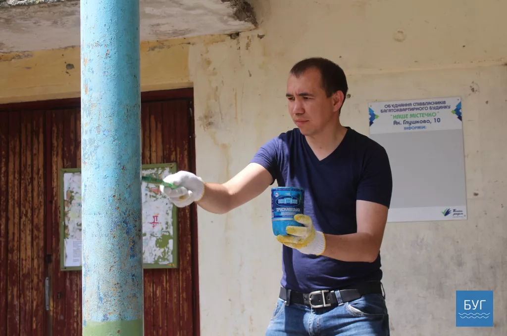 Народний депутат Ігор Гузь взяв участь у толоці в дворі ОСББ "Наше містечко" у Володимирі-Волинському 16