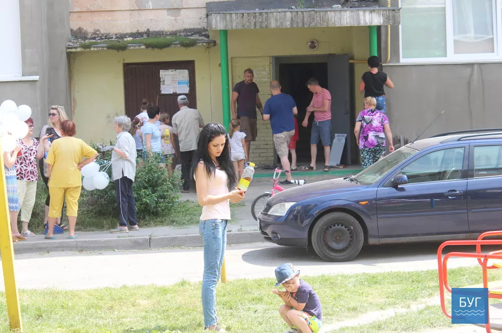 Народний депутат Ігор Гузь взяв участь у толоці в дворі ОСББ "Наше містечко" у Володимирі-Волинському 18