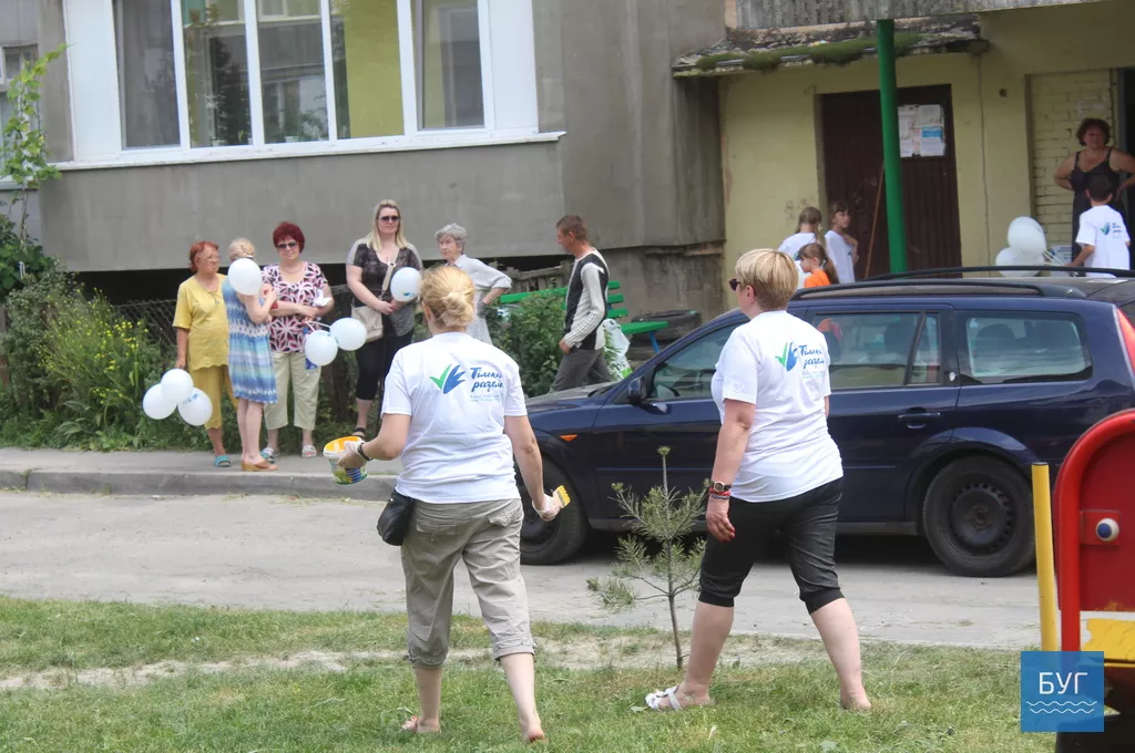 Народний депутат Ігор Гузь взяв участь у толоці в дворі ОСББ "Наше містечко" у Володимирі-Волинському 24
