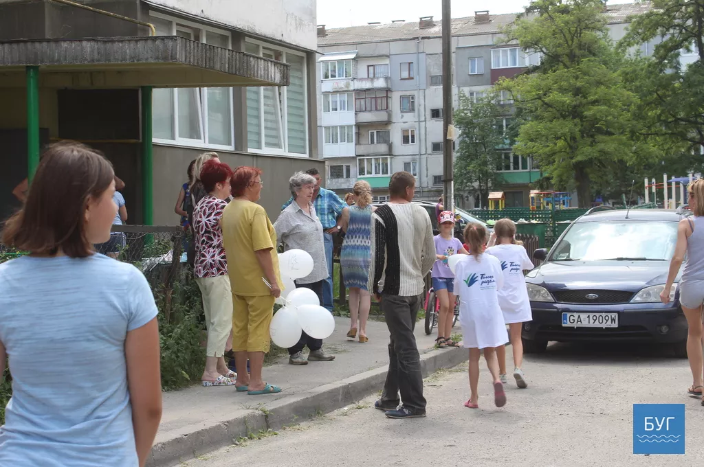 Народний депутат Ігор Гузь взяв участь у толоці в дворі ОСББ "Наше містечко" у Володимирі-Волинському 27