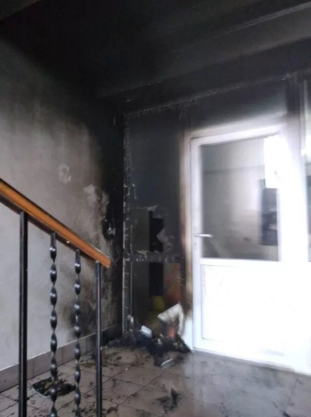 Невідомі спалили дитячі візочки у двох луцьких під'їздах 2