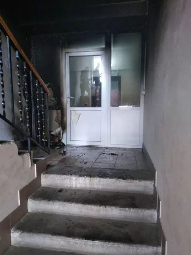 Невідомі спалили дитячі візочки у двох луцьких під'їздах 3