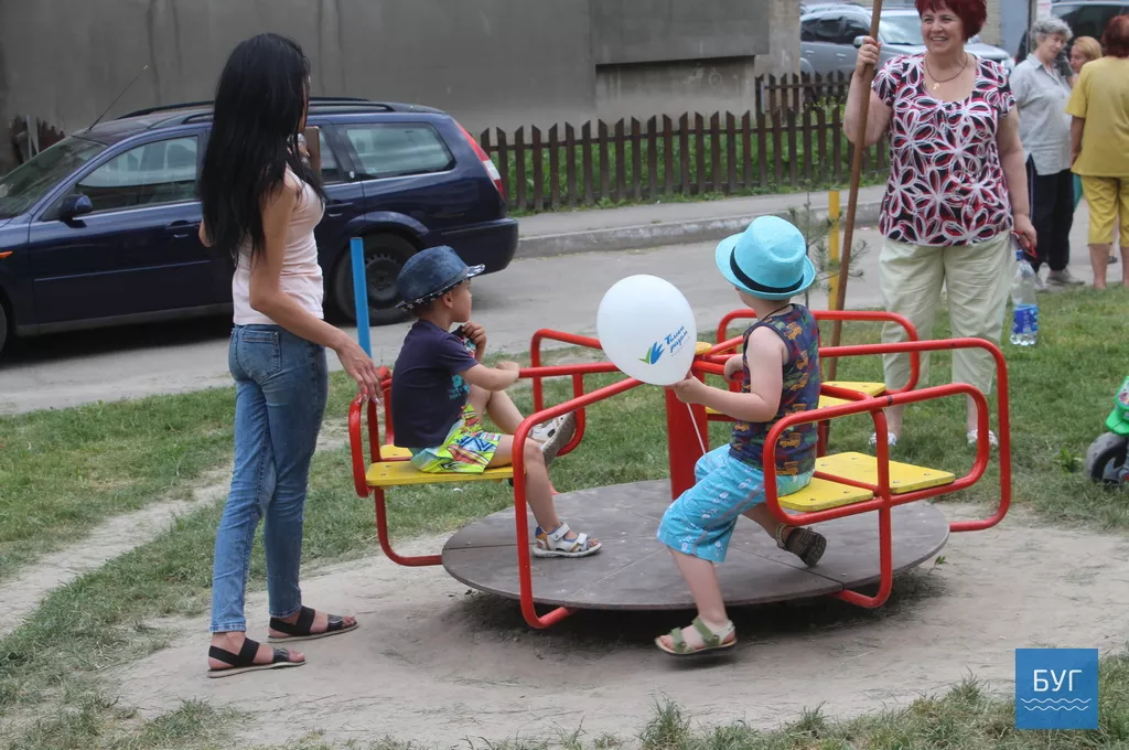 Народний депутат Ігор Гузь взяв участь у толоці в дворі ОСББ "Наше містечко" у Володимирі-Волинському 29