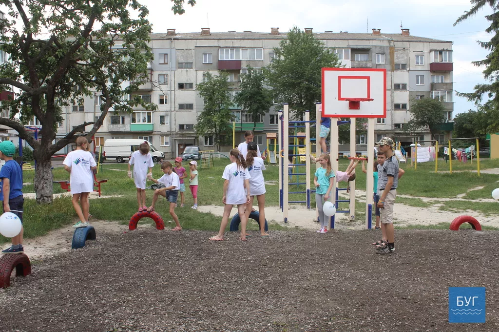 Народний депутат Ігор Гузь взяв участь у толоці в дворі ОСББ "Наше містечко" у Володимирі-Волинському 37