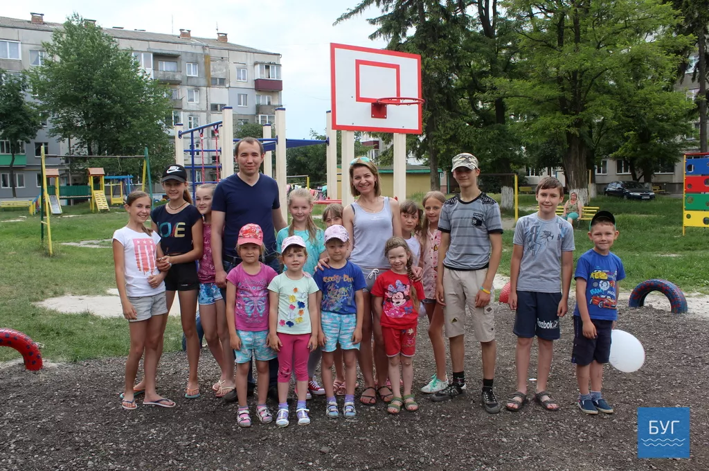 Народний депутат Ігор Гузь взяв участь у толоці в дворі ОСББ "Наше містечко" у Володимирі-Волинському 33