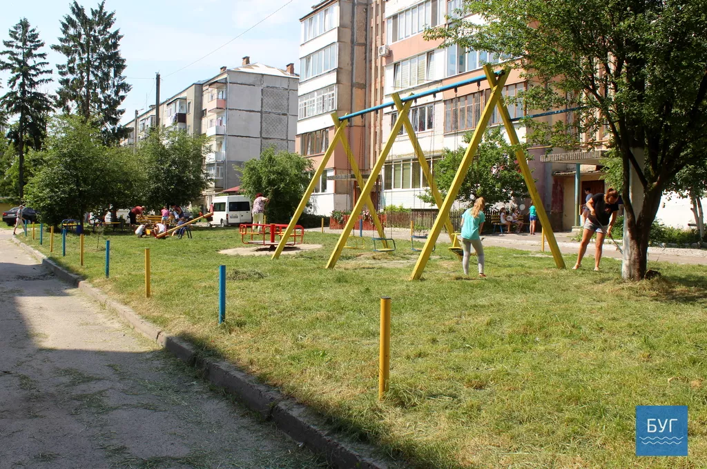 Народний депутат Ігор Гузь взяв участь у толоці в дворі ОСББ "Наше містечко" у Володимирі-Волинському 5