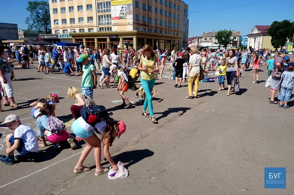 Показували флешмоби та малювали на асфальті. Як пройшов День захисту дітей у Володимирі-Волинському 2