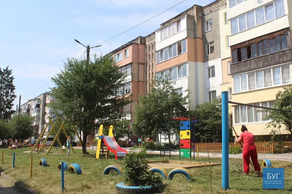 Народний депутат Ігор Гузь взяв участь у толоці в дворі ОСББ "Наше містечко" у Володимирі-Волинському 6
