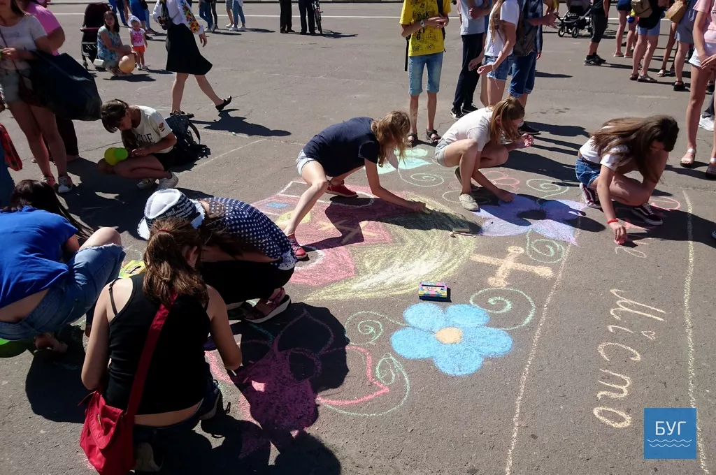 Показували флешмоби та малювали на асфальті. Як пройшов День захисту дітей у Володимирі-Волинському 1