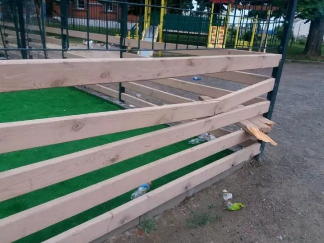 У Володимирі-Волинському вандали понищили футбольний майданчик відкритий у квітні 5