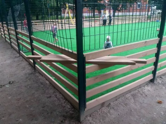 У Володимирі-Волинському вандали понищили футбольний майданчик відкритий у квітні 4