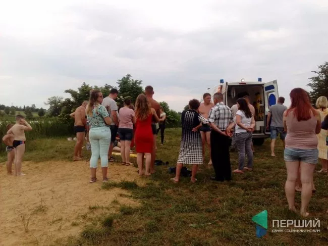 В селі біля Луцька чоловік пошкодив хребет пірнаючи в ставок 2
