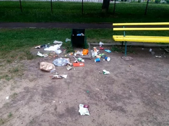 У Володимирі-Волинському вандали понищили футбольний майданчик відкритий у квітні 2