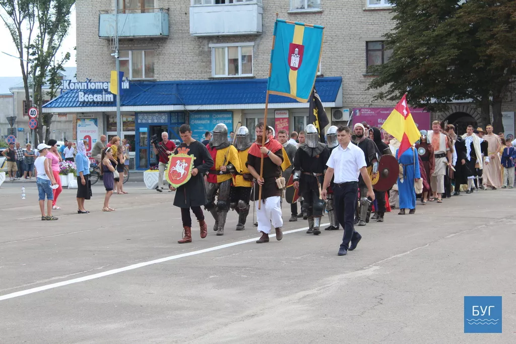 В День міста у Володимирі-Волинському поклали квіти до меморіалів загиблим героям 2