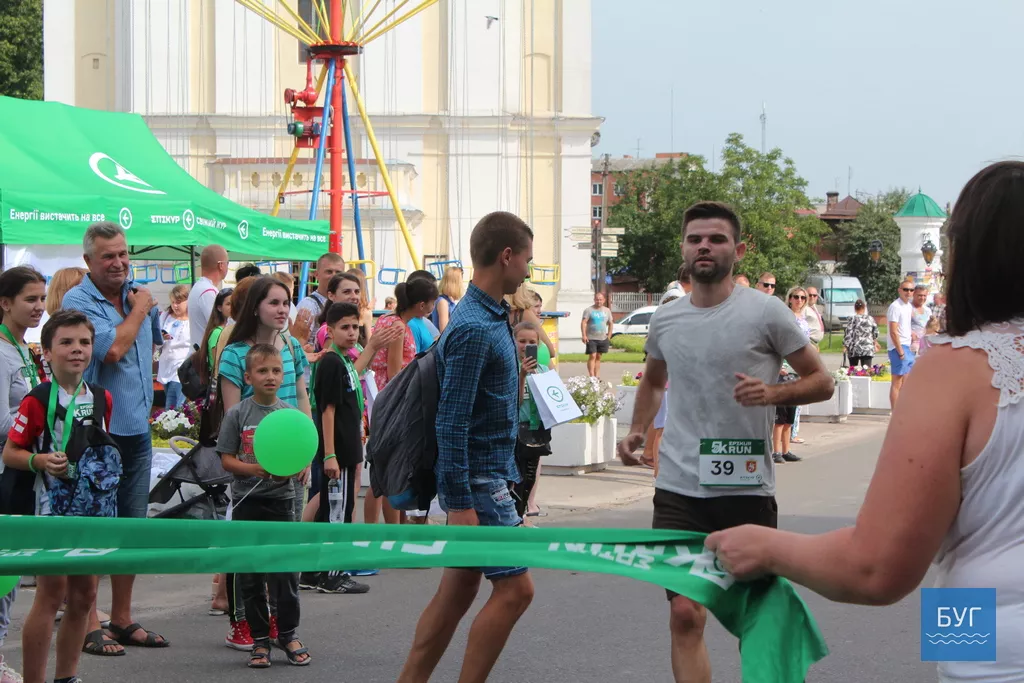 У Володимирі-Волинському у забігові на 5 кілометрів взяло участь більше 140 людей 11