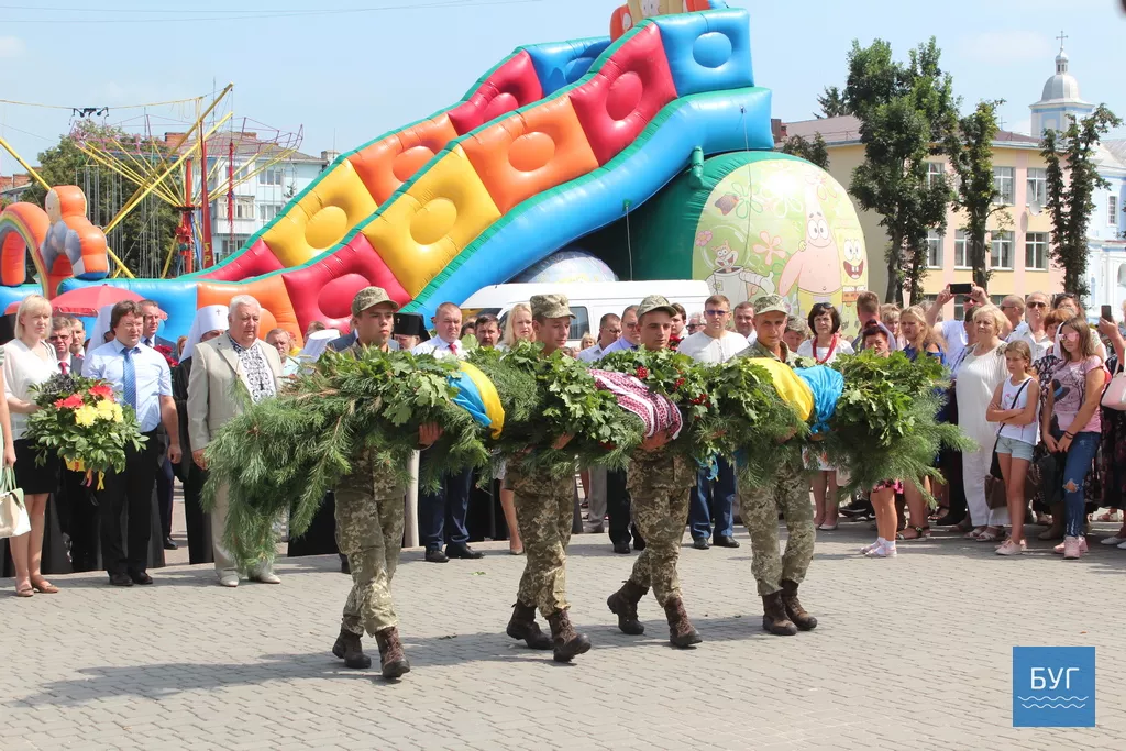 В День міста у Володимирі-Волинському поклали квіти до меморіалів загиблим героям 13