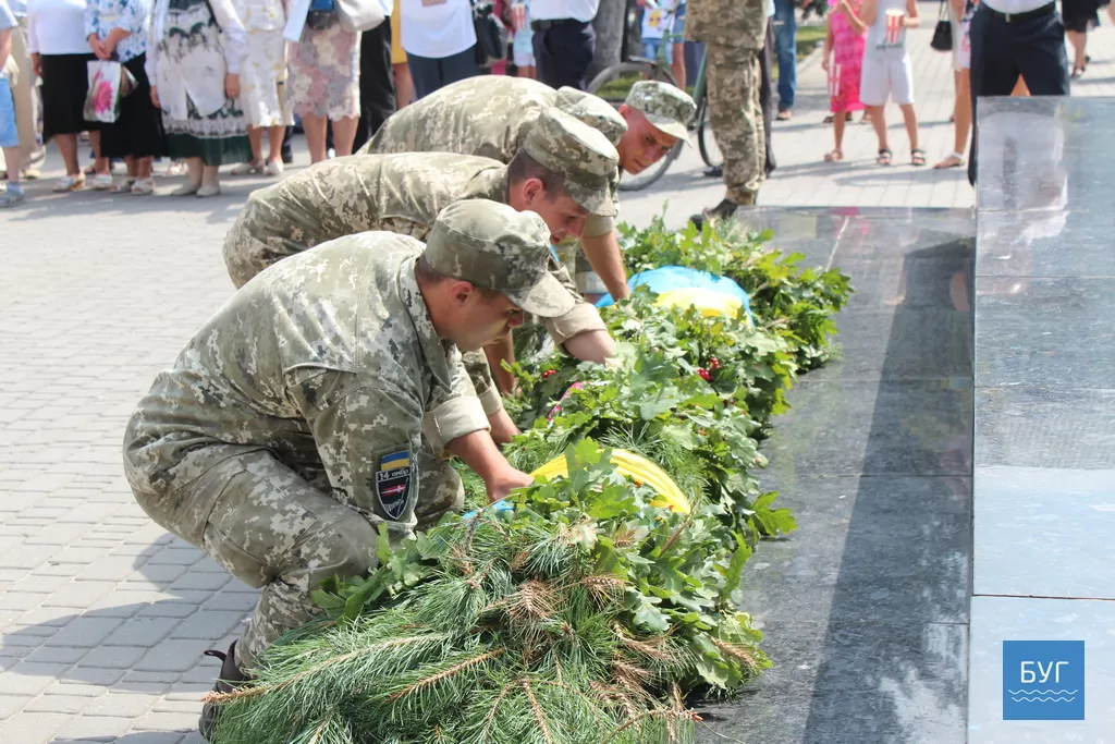 В День міста у Володимирі-Волинському поклали квіти до меморіалів загиблим героям 14