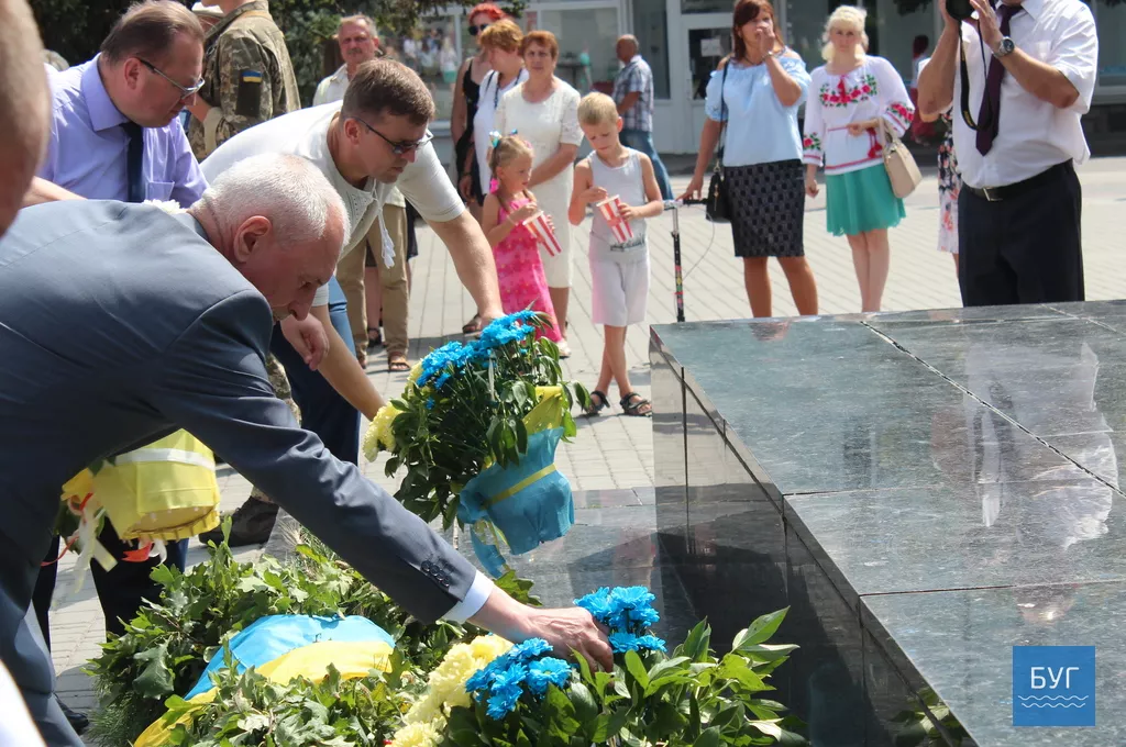 В День міста у Володимирі-Волинському поклали квіти до меморіалів загиблим героям 15