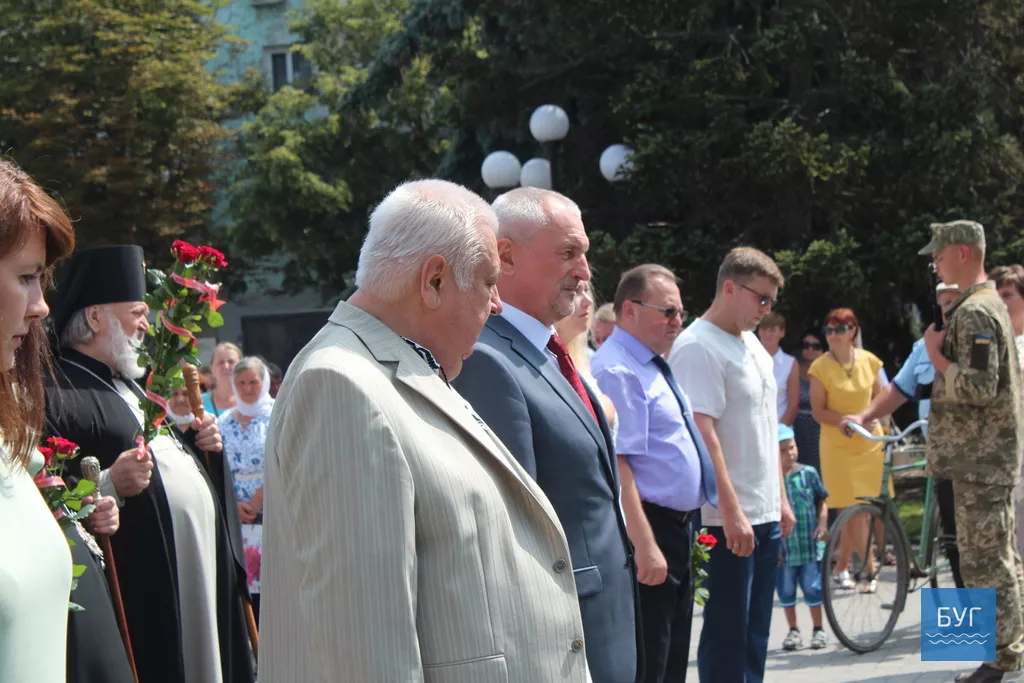 В День міста у Володимирі-Волинському поклали квіти до меморіалів загиблим героям 17
