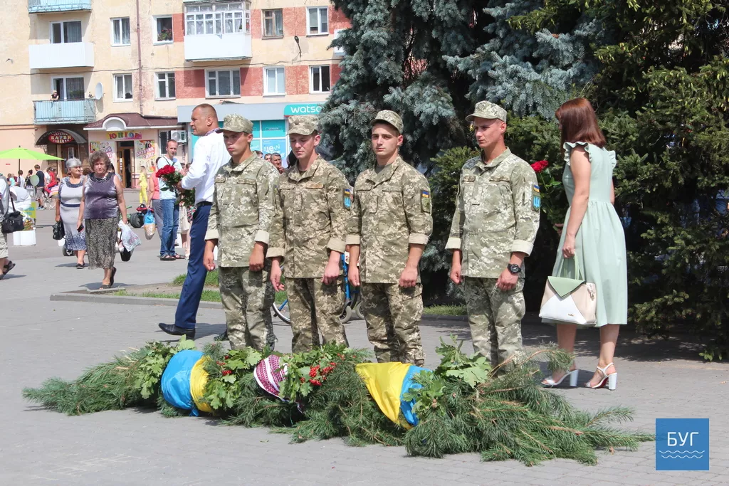 В День міста у Володимирі-Волинському поклали квіти до меморіалів загиблим героям 19